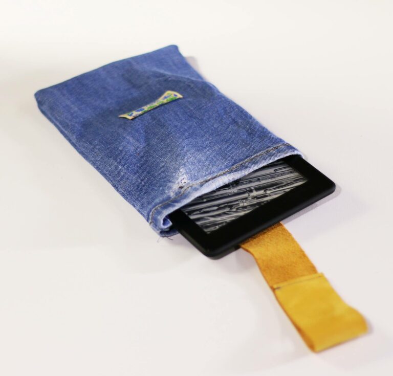 Reciclando tus jeans: Sujetacables y Funda para Tablet o Lector Electrónico